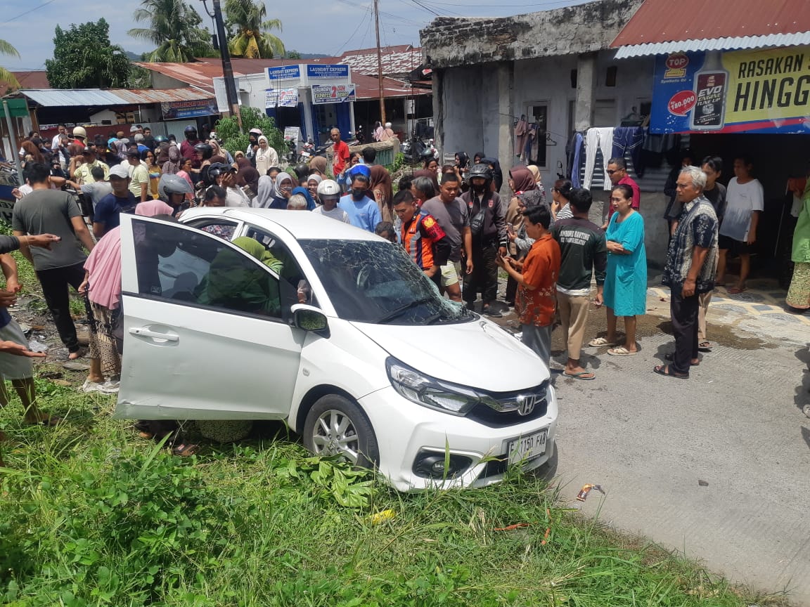 Mobil jenis Brio  yang ditumpangi pelajar SMAN 10 Padang tertabrak Kereta Api Bandara (Foto:Ist)